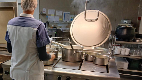 Kok in de keuken van WZC Ter Lembeek