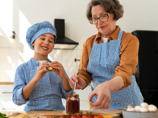 Grootmoeder en kleinkind koken samen